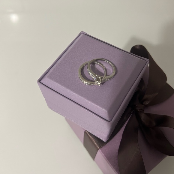 Elegant Silver Diamond Ring Set - Picture 3 of 6